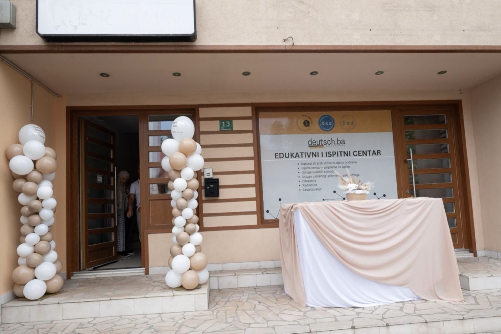Ulaz u Edukativni i ispitni centar deutsch.ba na Trgu Alije Izetbegovića 13 u Tešnju